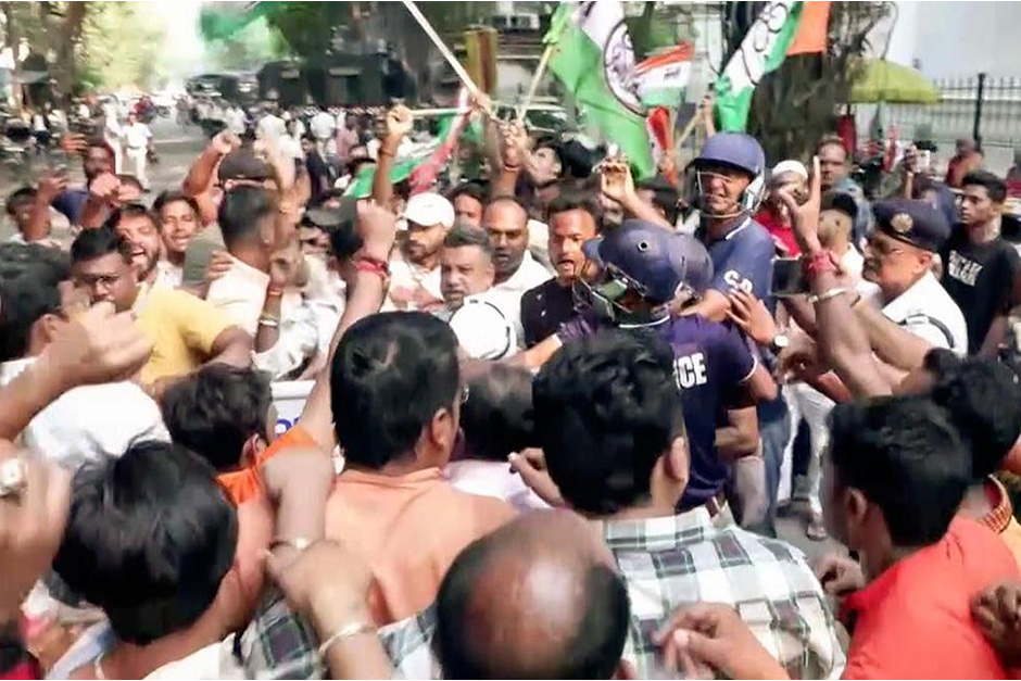 Violence erupts outside Kolkata CEO office after Trinamool alleges bulk submissions of Form 6 by BJP Violence erupts outside Kolkata CEO office after Trinamool alleges bulk submissions of Form 6 by BJP