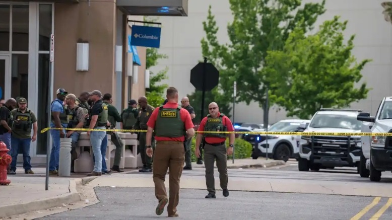 One dead after shooting at US mall, bystanders hit as rival groups clash