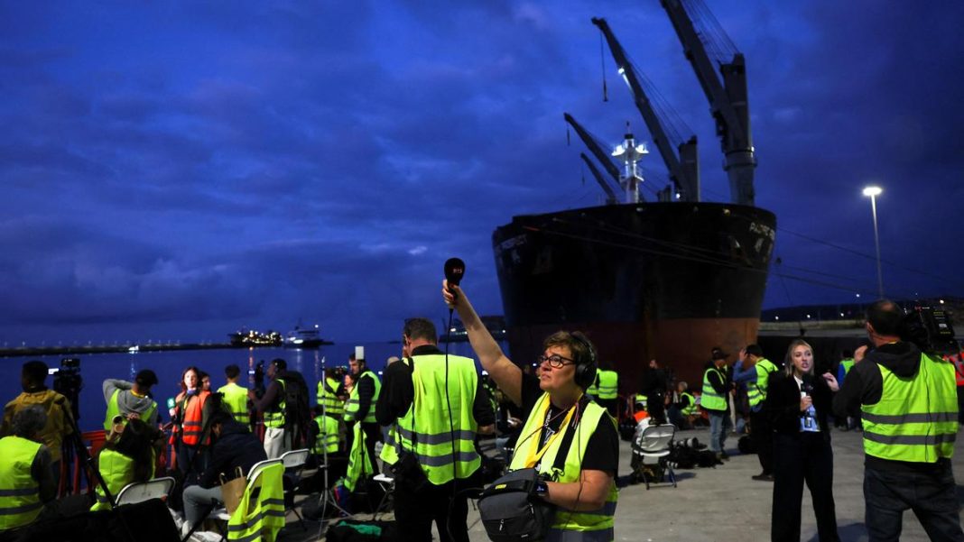 Passengers start disembarking from hantavirus-stricken cruise ship in Spain's Canary Islands