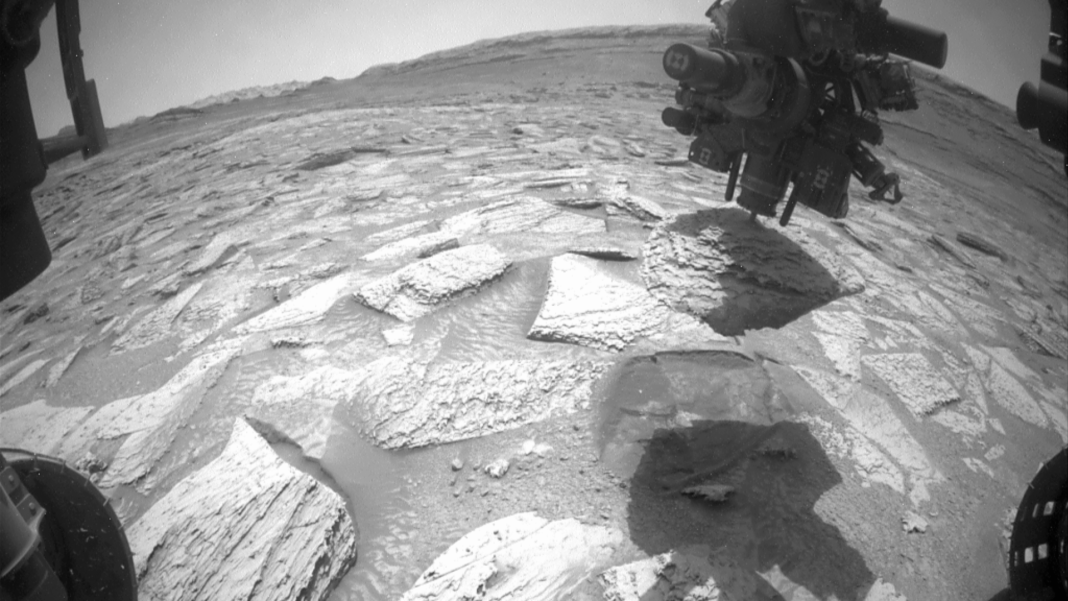 Mars Rock 'Kidnapped' NASA's Curiosity Rover for Nearly a Week